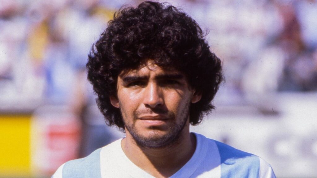 Primo piano di Diego Armando Maradona, un sacco di riccioli neri!