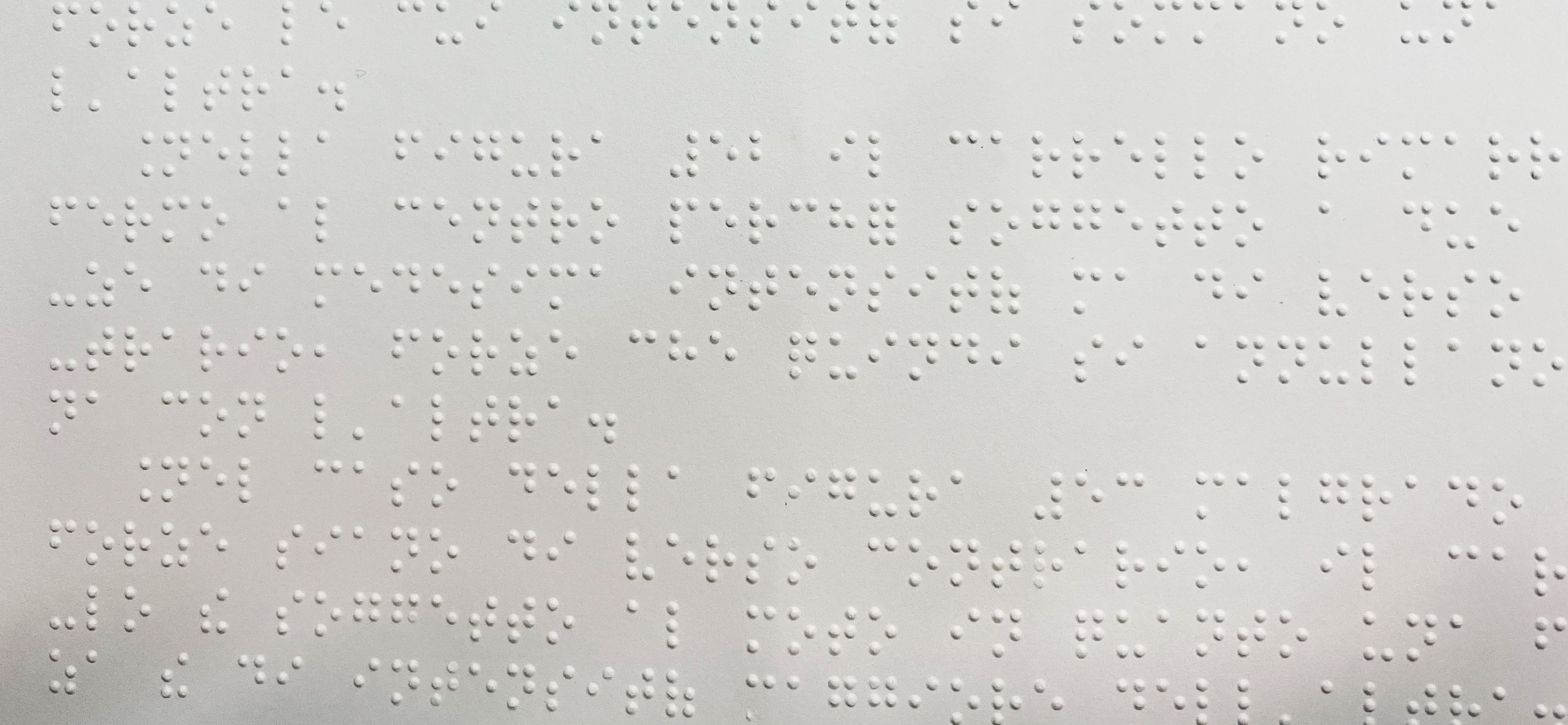 Foto di una pagina di un libro in codice Braille