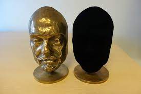 Due fusioni in bronzo identiche, tranne per il colore: una è rivestita con Vantablack (archivio: Surrey NanoSystems)